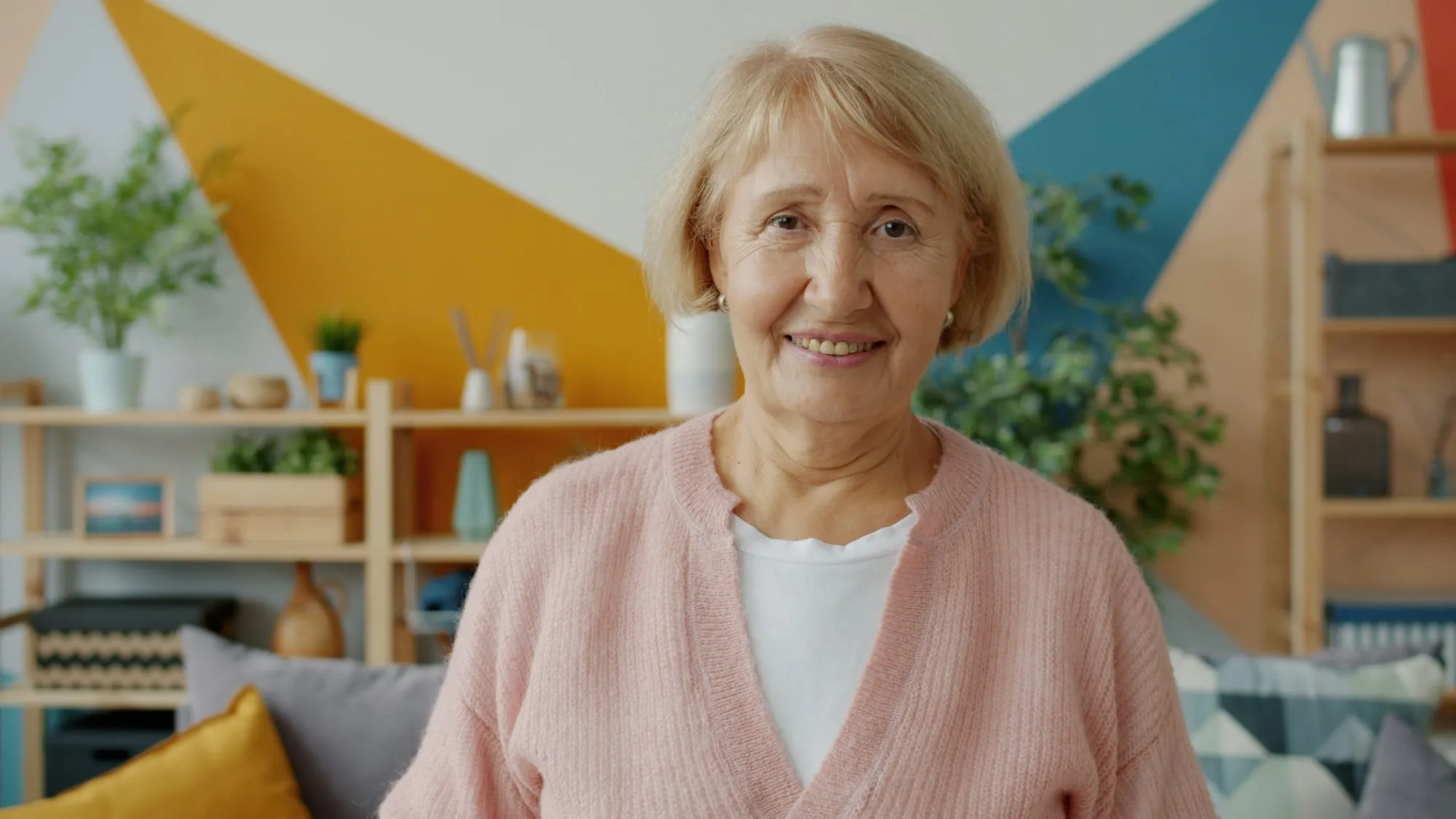 Uśmiechnięta seniorka w domu